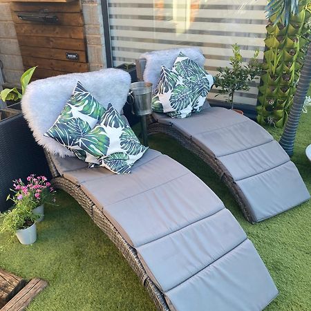 Mini Love Island Style Guest House Includes Personal Hot 24 Hour Swimming Pool, Outdoor Bathtub, Heated Dining Dome And Fire Pit, All This Is Secretly Located In The Busy Suburbs Of Nottingham Exterior foto