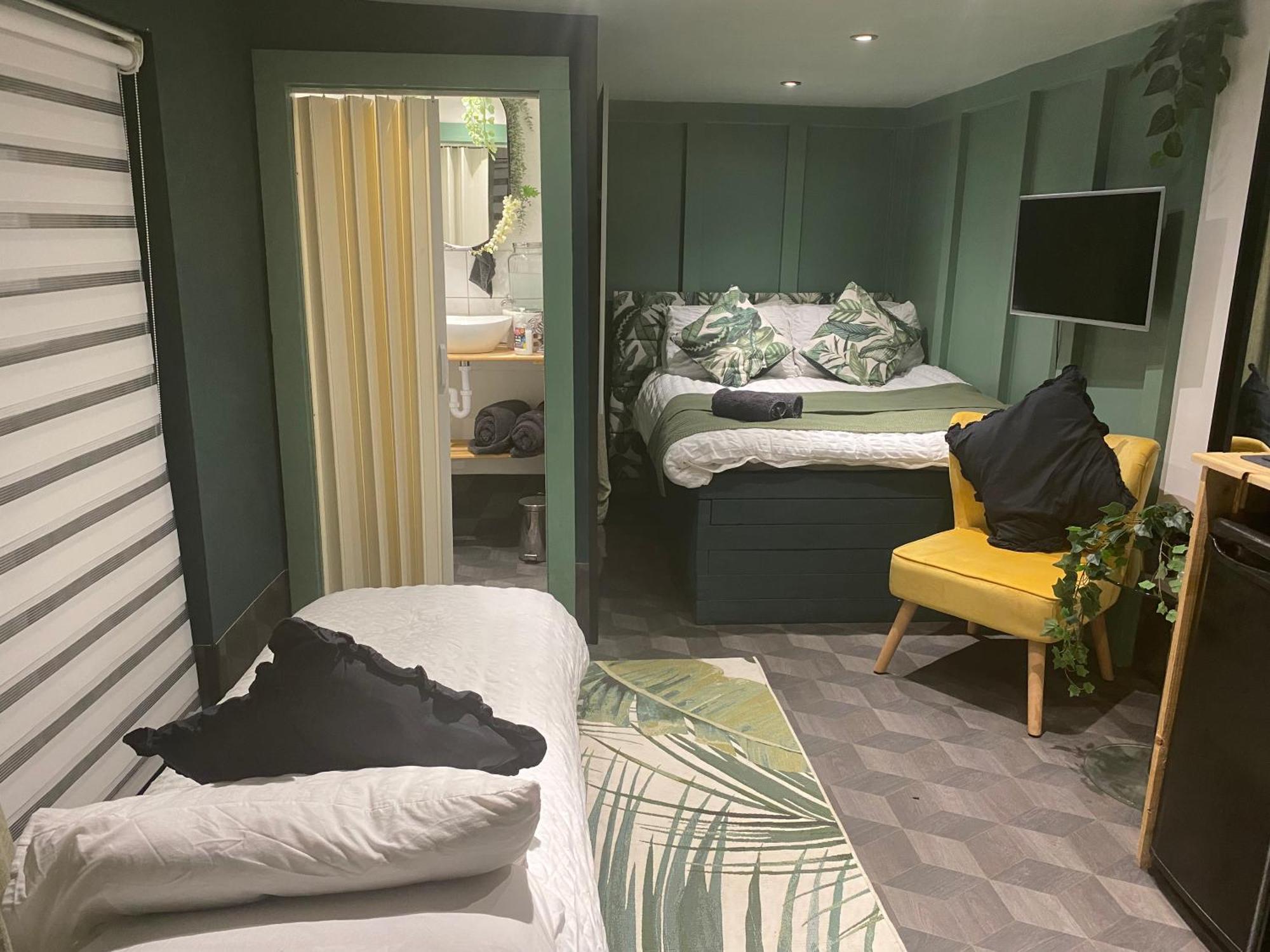 Mini Love Island Style Guest House Includes Personal Hot 24 Hour Swimming Pool, Outdoor Bathtub, Heated Dining Dome And Fire Pit, All This Is Secretly Located In The Busy Suburbs Of Nottingham Exterior foto