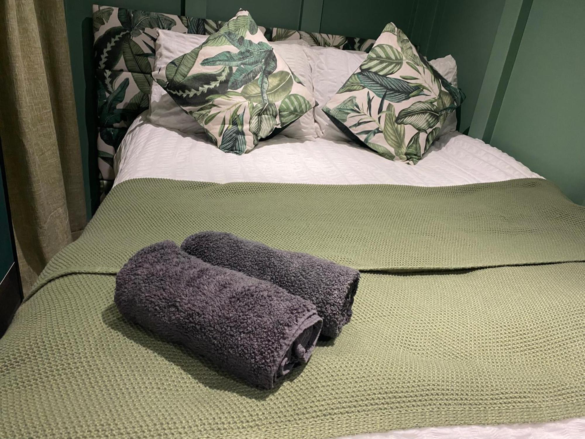 Mini Love Island Style Guest House Includes Personal Hot 24 Hour Swimming Pool, Outdoor Bathtub, Heated Dining Dome And Fire Pit, All This Is Secretly Located In The Busy Suburbs Of Nottingham Exterior foto