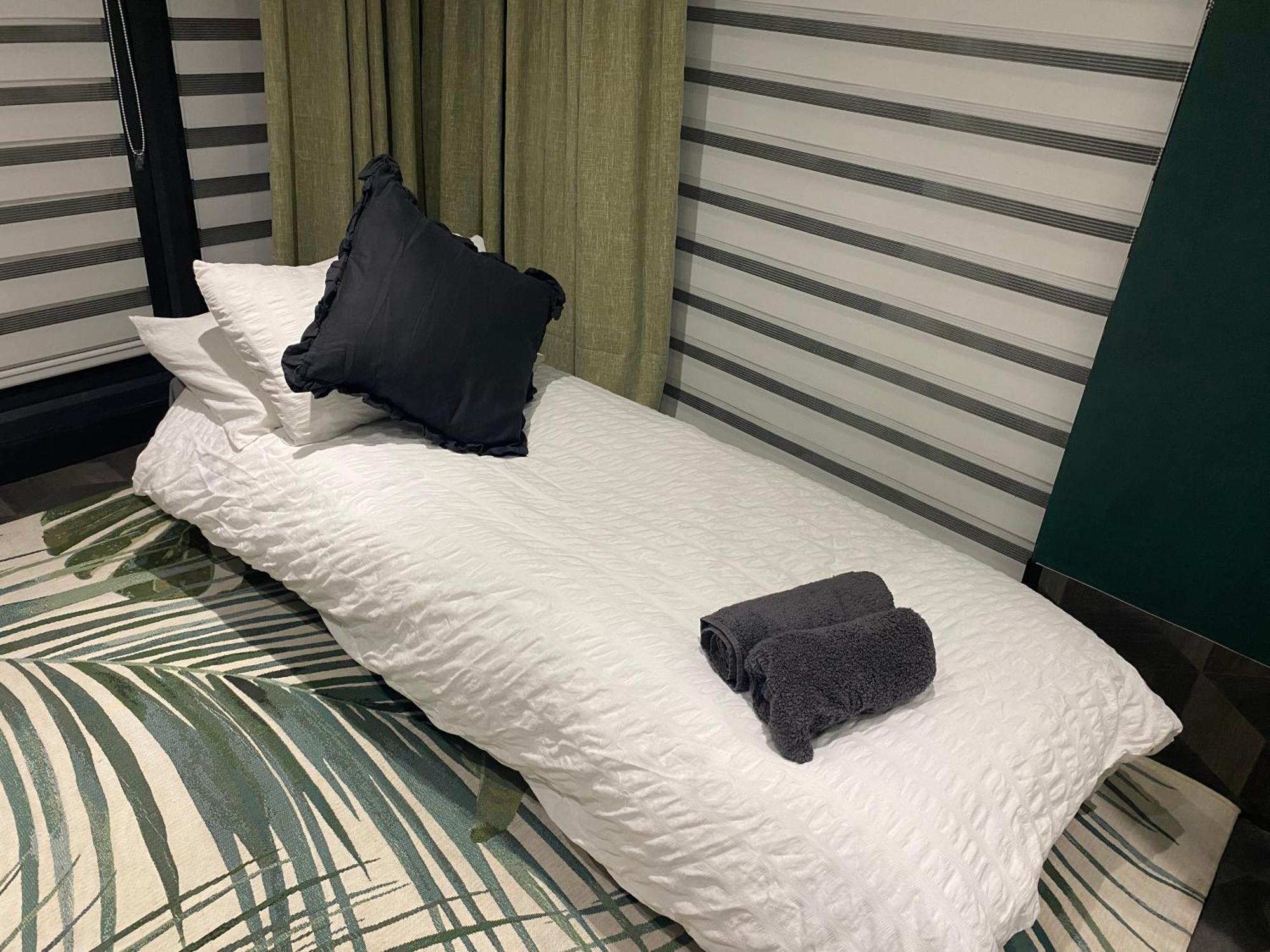 Mini Love Island Style Guest House Includes Personal Hot 24 Hour Swimming Pool, Outdoor Bathtub, Heated Dining Dome And Fire Pit, All This Is Secretly Located In The Busy Suburbs Of Nottingham Exterior foto